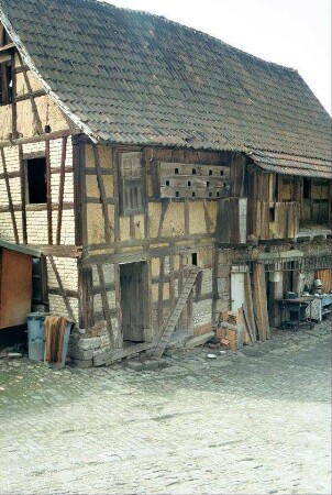 Wirtschaftsgebäude in Fachwerk, Laubengang; altes Hofpflaster