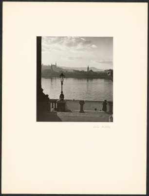 Budapest. Blick auf die Donau bei Sonnenuntergang. Ansicht mit Straßenlaterne, 1936