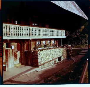 Gschwend: Schwarzwaldhaus, Holzstapel am Blumenfenster