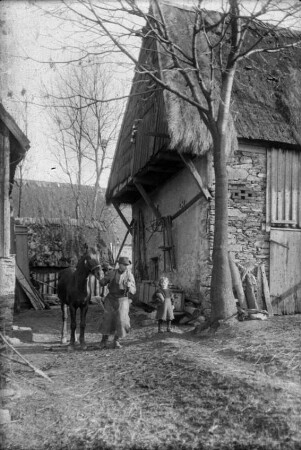 Am Auszughäusel des Hiemannlieb-Gutes