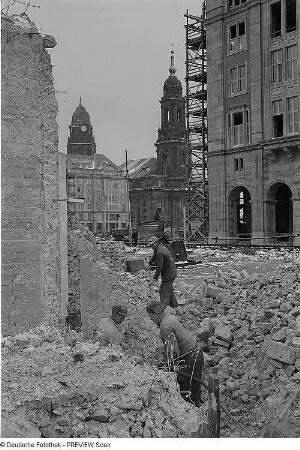 Dresden. Baustelle Altmarkt gegen Rathausturm, Kreuzkirche und Neubauten