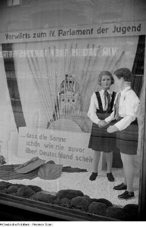 Sichtwerbung für das IV. Parlament der FDJ im Schaufenster der Firma Hollenkamp am Brühl