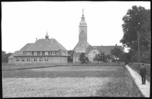 Krögis. Schule und Kirche