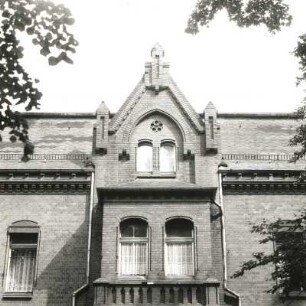 Cottbus, Ewald-Haase-Straße 12. Villa der Tuchfabrik Grovermann (Kindergarten) (wohl 1912). Erker an der Seitenfront