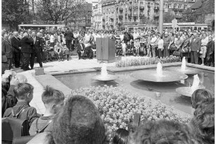 Einweihung des Brunnens am Gottesauer Platz.