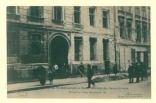 "Große Straßenkämpfe in Berlin während des Generalstreiks. Zerstörtes Haus Blumenstraße 35."; 2 v. 2.
