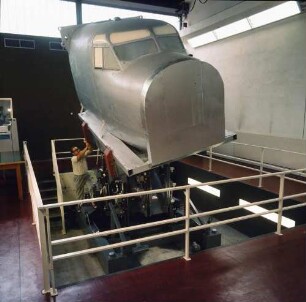 Braunschweig. Deutsche Forschungs- und Versuchsanstalt für Luft- und Raumfahrt. Ansicht eines Forschungs-Flugsimulators mit hydraulisch bewegtem Cockpit