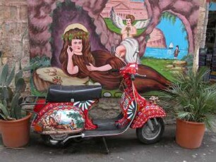 Palermo, Altstadt. Naive Bemalung an Haus und Motorroller
