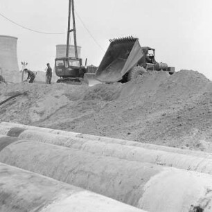 Bau des Gaskombinates Schwarze Pumpe. Dumper bei der Arbeit. : Twar płunokombinata Čorna Pumpa. Dumper při dźěle.
