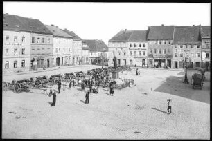 Radeberg. Markt mit König Albert Denkmal