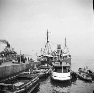 Landungsbrücke : An der Landungsbrücke im Hafen von Malabo. Rechts im Bild ist das Schiff 'Gomera' zu erkennen, das den laufenden Verkehr zwischen Bioko und dem afrikanischen Festland vermittelt.