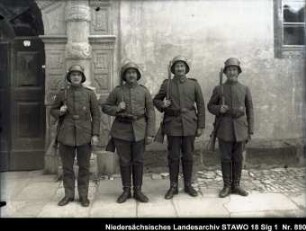 Rückkehr des Feld-Artillerie-Regiments Nr. 46 und Einzug der Regierungstruppen in Wolfenbüttel Enthält: Vier Soldaten vor Hausportal [entspricht Nr. 888]