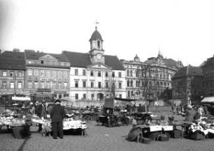 Teplitz (heute Teplice / Tschechien). Markt. Nordseite mit Rathaus. Ansicht mit Verkaufsständen