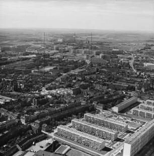 Blick vom Erfurter Neubaugebiet Johannesplatz über den Stadtteil Ilversgehofen in die Plattenbausiedlung Rieth : Blickrichtung Nordwesten