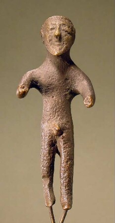 Primitive Statuette eines nackten Mannes