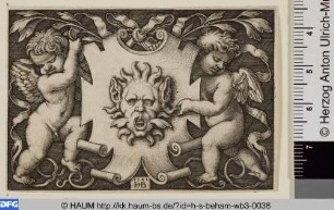 Eine Maske von zwei Genien gehalten