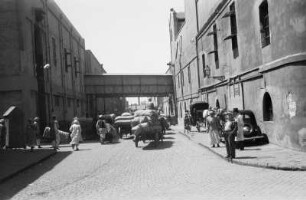 Reisefotos Orient. Straßenbild mit Speicherbauten, wohl in Haifa in Hafennähe
