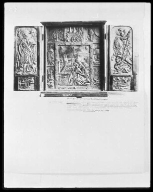 Hausaltar mit Muttergottes und einigen Emplifikationen der Lauretanischen Litanei im Mittefeld, auf den Flügeln heiliger Johannes der Täufer und heiliger Georg