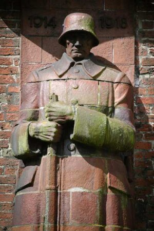 Deutschland. Niedersachsen. Norden. Freistehender Glockenturm der evangelischen Ludgerikirche. Denkmal Weltkrieg 1
