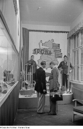 Fachbesucher am Messestand der Spowa