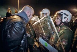 Konfrontation zwischen Demonstrant und Polizeikräften. Am Rand eines Castor-Transports im Wendland bei Dannenberg