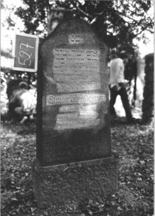 Grabstein 527 (Index: 100111562) Material: Granit Zustand: gut Maße HxBxT: 143x54x21 cm Beschreibung: konische Stele, Sockel, geschwungener Abschluß: Grabstein 527