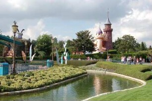 Paris - Disneyland : Park Disneyland mit Wasseranlagen und historischen Burgen. Paris, 2006