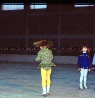 Ausbildung von Kindern im Eiskunstlauf in der Dynamo-Sporthalle in Berlin-Weißensee