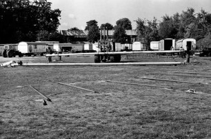 Exerzierplatz (Exer): Zirkus Giovanni Althoff: Mitarbeiter bauen das Zelt auf