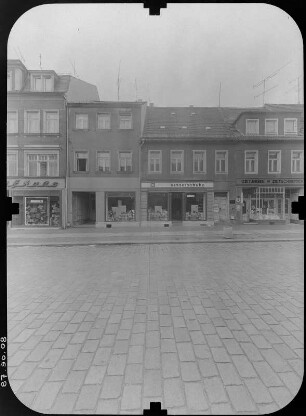 Großenhain, Frauenmarkt 24/20. Wohnhäuser mit Läden. Straßenfront
