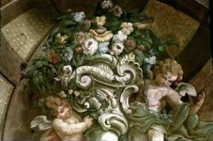 Putti mit einer Blumenvase