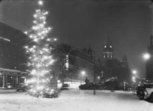 Dresden-Altstadt. Ringstraße, Blick zum Neuen Rathaus mit Bismarckdenkmal, Winteraufnahme