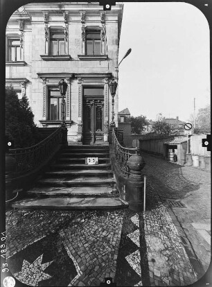 Löbau, Hartmannstraße 5. Villa Sanssouci (1889; B. F. Berthold). Straßenfront (Teilansicht)