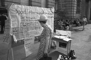 Unterschriftensammlung von Studierenden der Pädagogischen Hochschule Karlsruhe zur Raummisere und zum Mangel an Sportlehrern