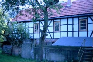Taubenmühle, Nebengebäude, davor läuft das Mühlrad (verdeckt)