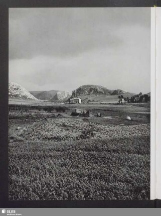Die heißen, hellen Berge bei Porto Empedocle