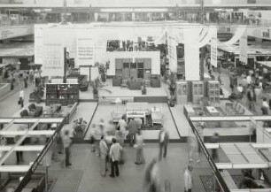 Messehalle für Möbel (Halle 15). Raumaufnahme mit Ausstellungskojen