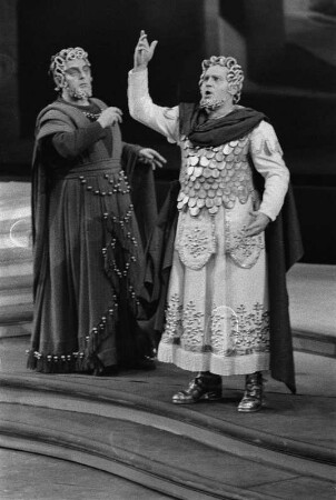 Szenenbilder aus der Oper "Idomeneo" von W. A. Mozart, Libretto G. Varesco, Regie C. Ebert, Dirigent A. Rother, mit E. Haefliger, H. Krebs, L. Rysanek, E. Grümmer, H. H. Nissen, J. Alexander. Städtische Oper Berlin, Premiere 27.01.1956