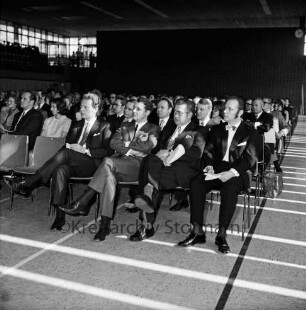 Gemeinnützige Wohnstättengenossenschaft e.V. Bad Oldesloe: 75-jähriges Jubiläum: Stormarnhalle: Festakt: Blick in über die Sitzreihen mit Ehrengästen Landesminister für Soziales Karl Eduard Claussen, Bürgermeister Gottfried Baethge, Präsident des Verbandes Norddeutscher Wohnungsunternehmen e.V. Teske, Aufsichtsratsvorsitzender Heinz Sonnenberg: 24. März 1973