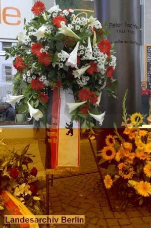 Kranzniederlegung anlässlich des 48. Jahrestages des Mauerbaues an der Peter-Fechter-Stele; Zimmerstraße 26 (Kreuzberg)