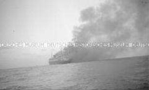Selbstversenkung des Hochseepassagierdampfers "Columbus" am 19. Dezember 1939, dicke Rauchschwaden über dem brennenden Dampfer