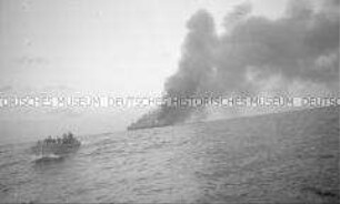 Selbstversenkung des Hochseepassagierdampfers "Columbus" am 19. Dezember 1939, ein vollbesetztes Rettungsboot entfernt sich von dem brennenden Dampfer