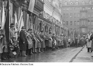 Demonstranten mit Fahnen und Ehrenkränzen