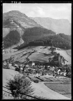 Österreich, Steiermark. Stadtansicht mit Erzberg