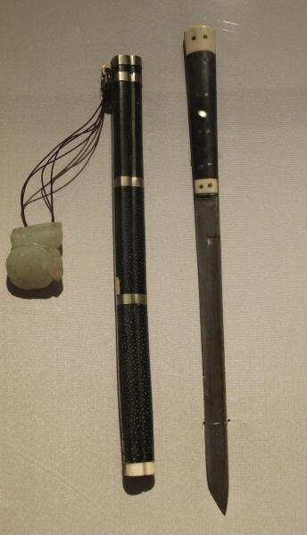 Reiseessbesteck: Köcher (a) mit Messer (b)