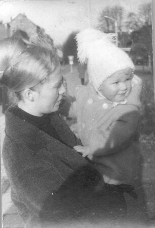 Junge Frau mit Tochter