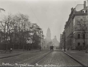Dresden-Altstadt. Blick auf das Neue Rathaus über den Johannes-Ring