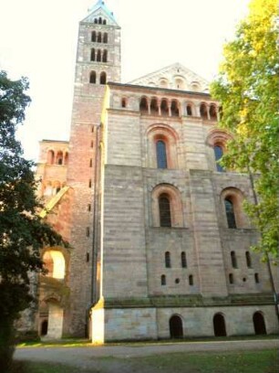Ansicht von Norden-nördlicher Querhausarm über Nordseite mit Zwerggalerie sowie Nordostturm in Übersicht