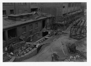 Industrie-Kraftwerk. Neubau Pumpenhaus, noch teilweise eingerüstet, davor Kabelkanal : Lauta (Niederlausitz). Industrie-Kraftwerk. Neubau Pumpenhaus, noch teilweise eingerüstet, davor Kabelkanal