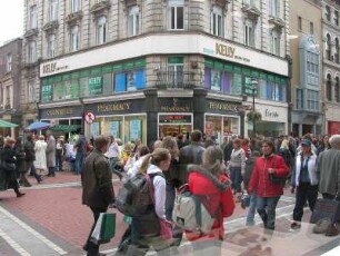 Passanten in der Hauptgeschäftsstraße Grafton-Street im Zentrum von Dublin